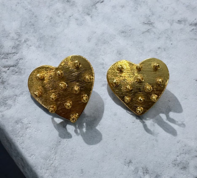 AMORE STUDS love expression. Plated with 24k gold